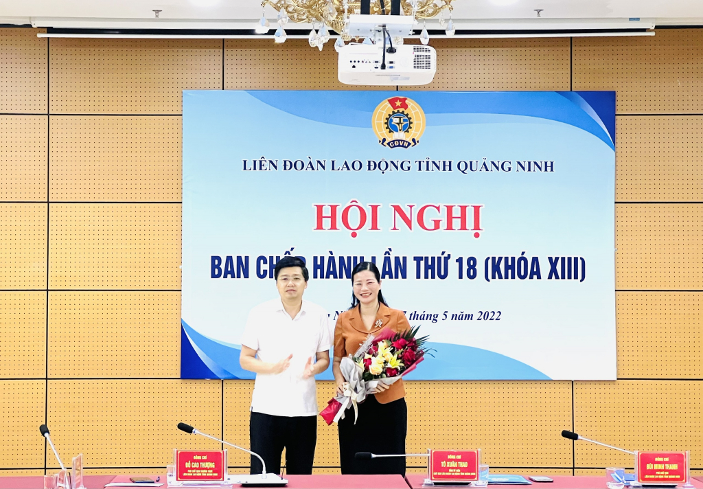 Đồng chí Hoàng Bá Hướng, Phó Trưởng Ban Tổ chức Tỉnh ủy tặng hoa chúc mừng đồng chí Đặng Thị Kim Chung trên cương vị mới.