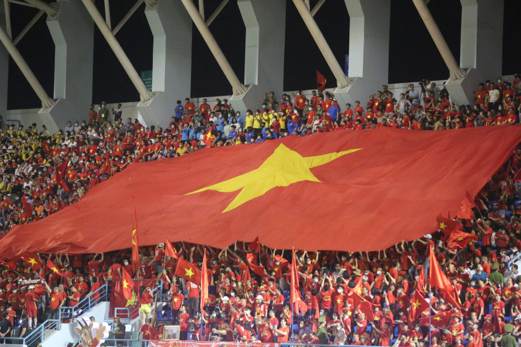 Hình ảnh Quốc kỳ đầy xúc động trên sân vận động Cẩm Phả.