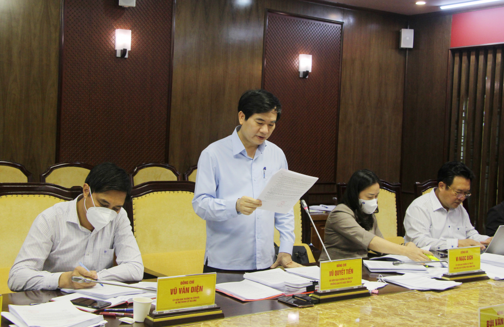 Đồng chí Vũ Quyết Tiến, Trưởng Ban Tổ chức Tỉnh ủy phát biểu tại hội nghị.