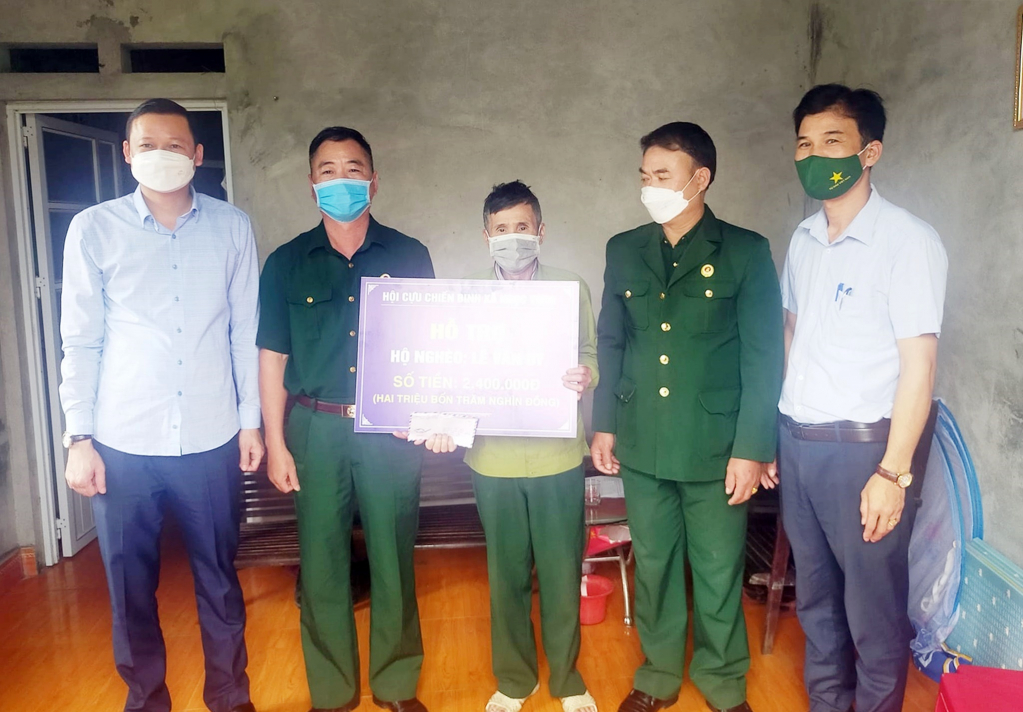 Hội CCB xã Ngọc Vừng tham gia tặng quà hỗ trợ cho CCB Lê Văn Dy (thôn Bình Minh) là nạn nhân chất độc da cam có hoàn cảnh khó khăn.