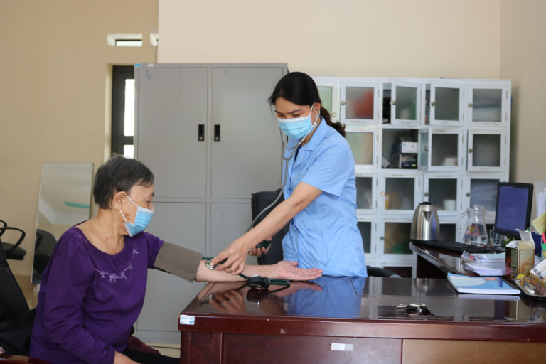 Người cao tuổi được chăm sóc sức khỏe tại Trung tâm Bảo trợ xã hội tỉnh.
