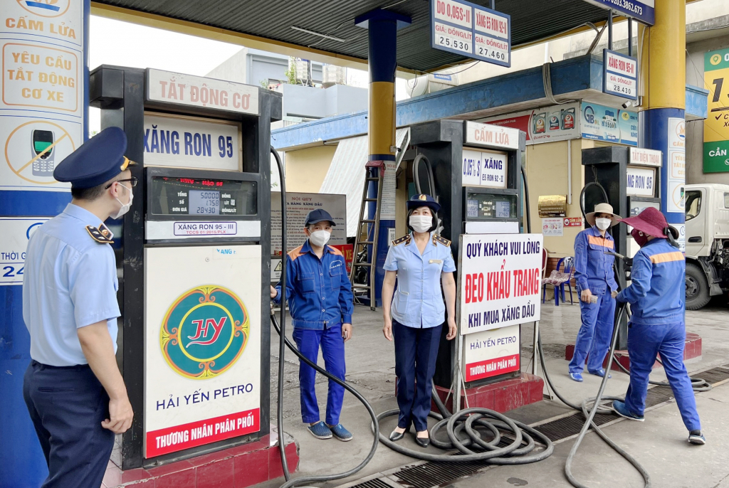 Lực lượng QLTT giám sát việc điều chỉnh giá tại một cửa hàng kinh doanh xăng dầu trên địa bàn huyện Tiên Yên