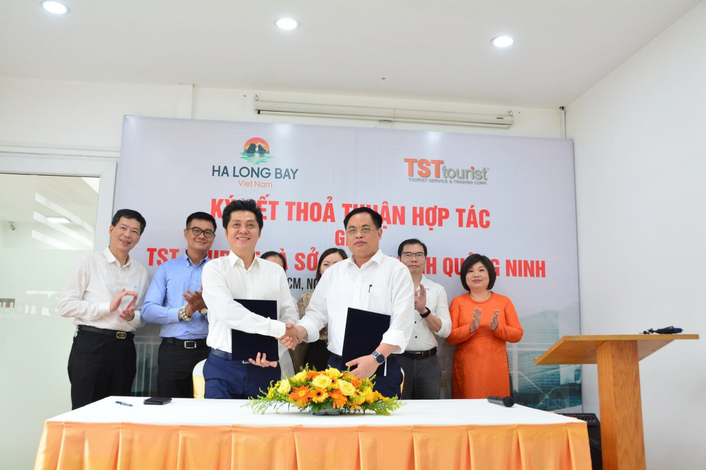 Ông Phạm Ngọc Thủy, Giám đốc Sở Du lịch Quảng Ninh, ký kết hợp tác du lịch cùng Công ty Cổ phần Dịch vụ và Thương mại TST (TST Tourist). Ảnh: Việt Anh