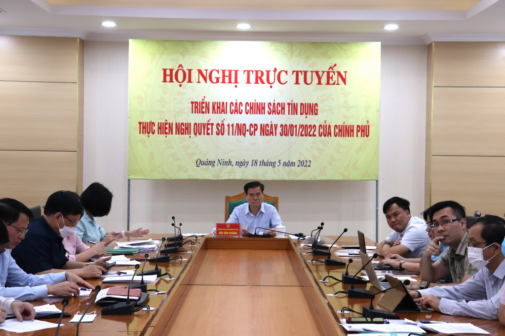 Đồng chí Bùi Văn Khắng, Phó Chủ tịch UBND tỉnh cùng lãnh đạo các sở, ban, ngành liên quan dự hội nghị tại điểm cầu tỉnh Quảng Ninh.