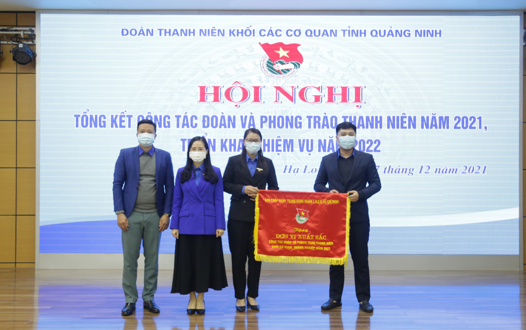 Đoàn Khối các cơ quan tỉnh được vinh dự nhận cờ Đơn vị xuất sắc trong công tác Đoàn và phong trào thanh niên khối các cơ quan, doanh nghiệp của BCH Trung ương Đoàn.