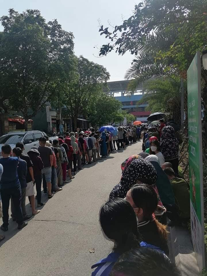 Dòng người xếp hàng dài trong sáng nay để nhận vé mời.