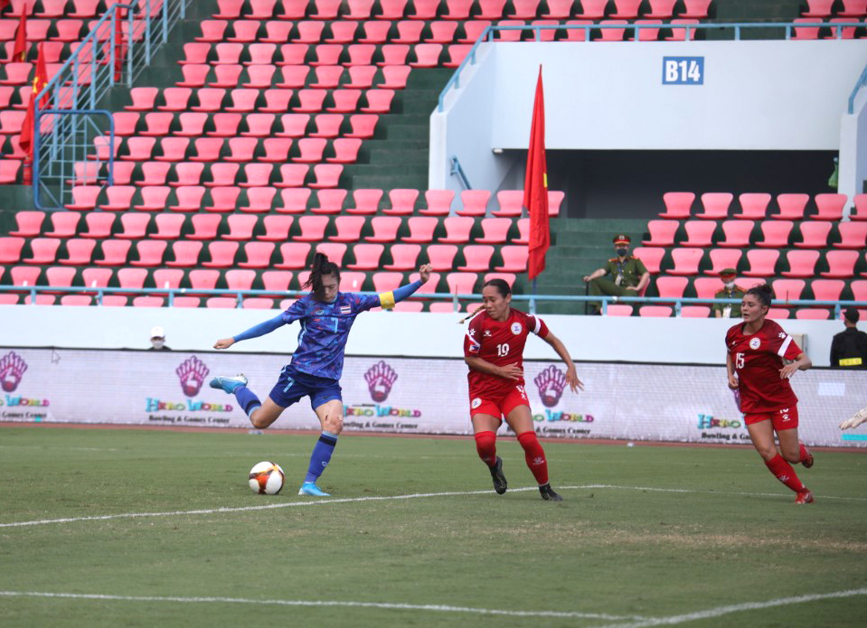 Cú sút quyết định của đội trưởng Thái Lan Silawan Intamee (số 7) mở tỷ số cho trận đấu. 
