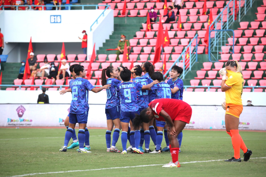 Đội tuyển Thái Lan ăn mừng sau bàn thắng thứ nhất được ghi. 