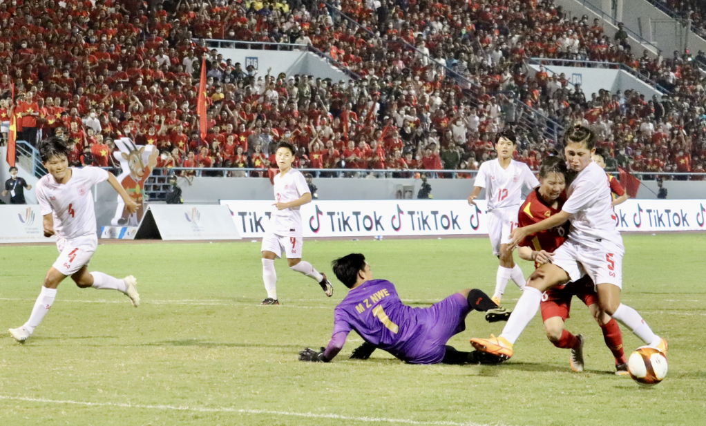 Các cầu thủ Việt Nam đã thi đấu lăn xả, hết mình trước đội tuyển Myanmar.