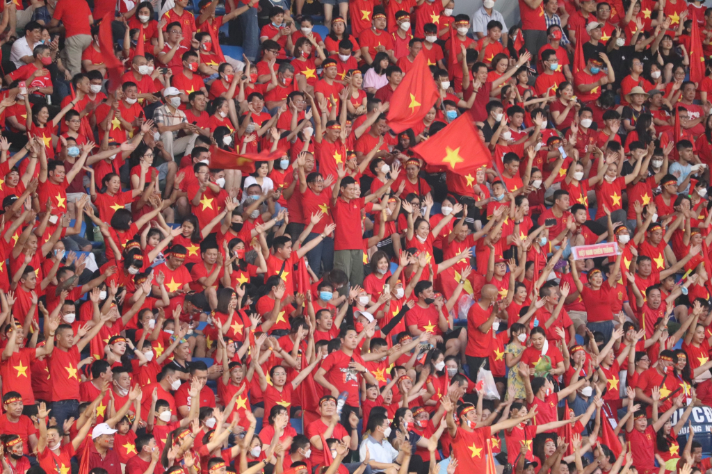 Những tiếng hò reo cổ vũ, vỗ tay theo nhịp tạo nên bầu không khí cuồng nhiệt cho sân vận động Cẩm Phả.