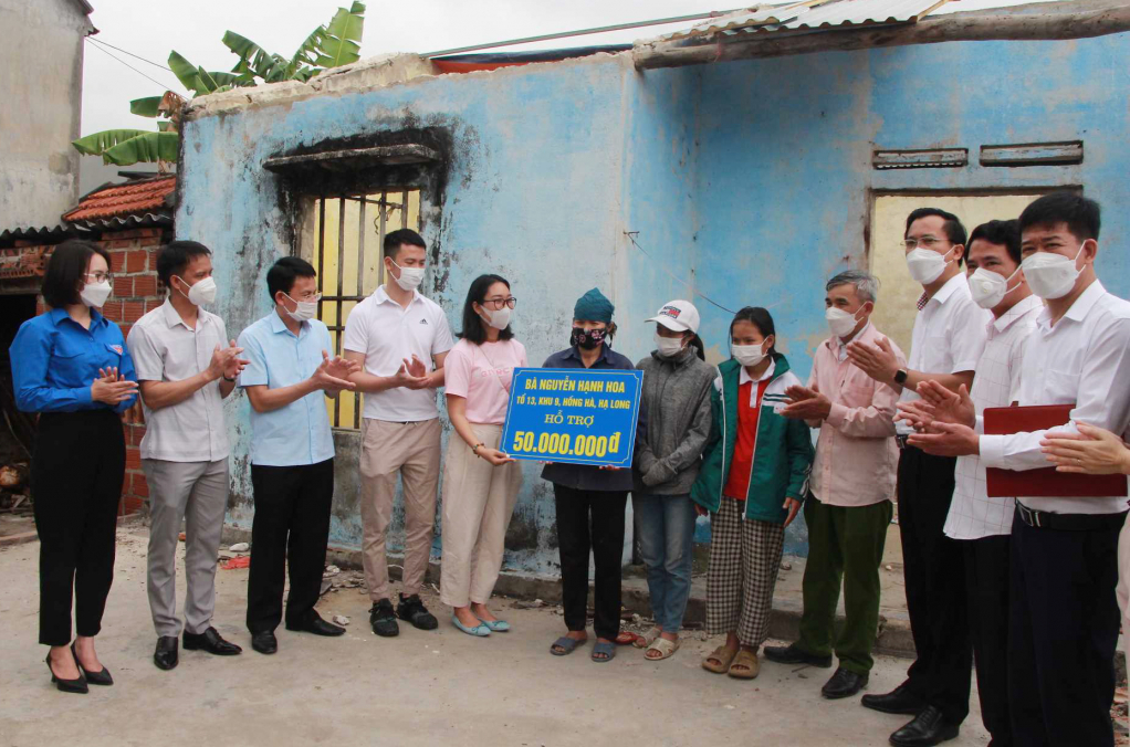 Nhà hảo tâm trao tặng 50 triệu đồng hỗ trợ gia đình bà Nguyễn Thị Nụ, hộ nghèo ở thôn Nam 1, xã Liên Vị xây dựng lại ngôi nhà mới.