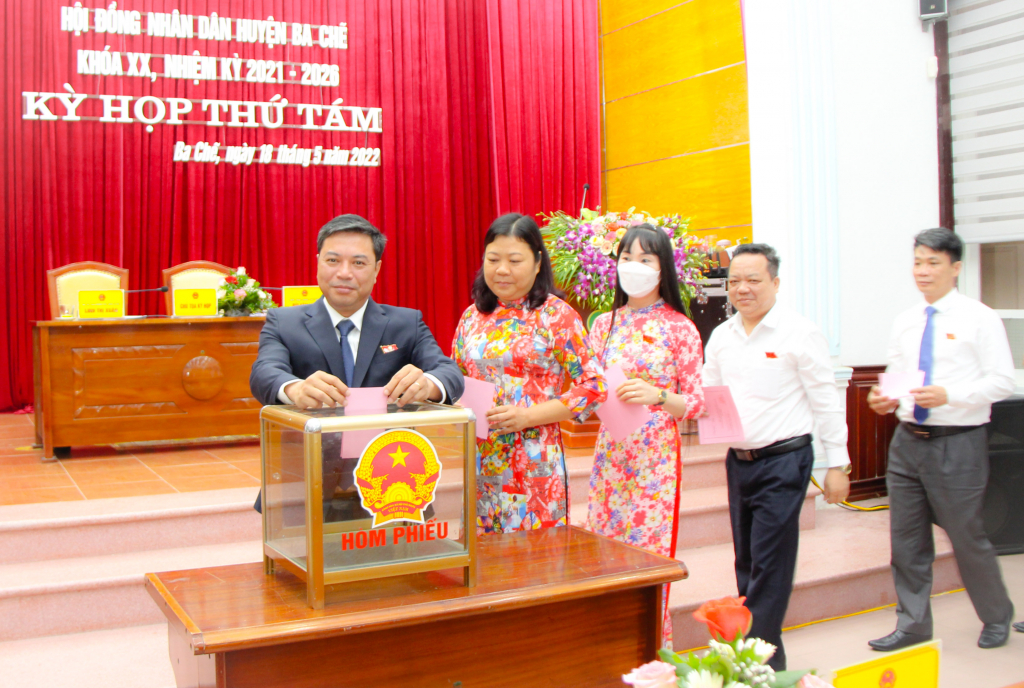 HĐND huyện Ba Chẽ  bỏ phiếu bầu kiện toàn chức vụ Chủ tịch UBND huyện.
