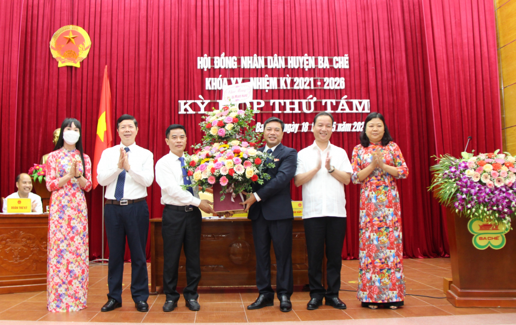 Đồng chí Đỗ Mạnh Hùng- Phó Bí thư Huyện ủy được bầu giữ chức vụ Chủ tịch UBND huyện Ba Chẽ, nhiệm kỳ 2021 – 2026.