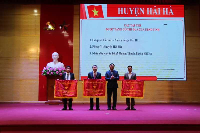 Lãnh đạo huyện Hải Hà trao cờ thi đua của UBND tỉnh cho các tập thể có thành tích xuất sắc