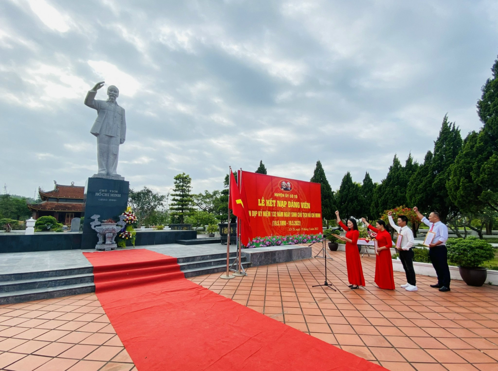 Đảng viên mới tuyên thệ dưới chân tượng đài Bác Hồ.
