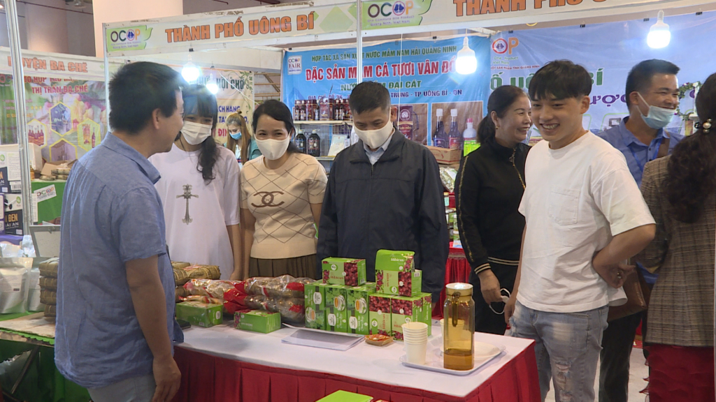 Khách hàng tham quan, mua bán tại Hội chợ OCOP Quảng Ninh - Hè 2022.