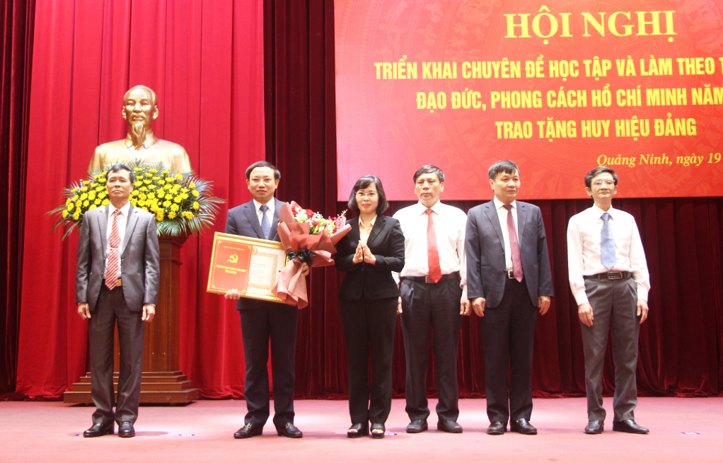 Đồng chí Nguyễn Xuân Ký, Ủy viên Trung ương Đảng, Bí thư Tỉnh ủy, Chủ tịch HĐND tỉnh được trao tặng Huy hiệu 30 năm tuổi Đảng.