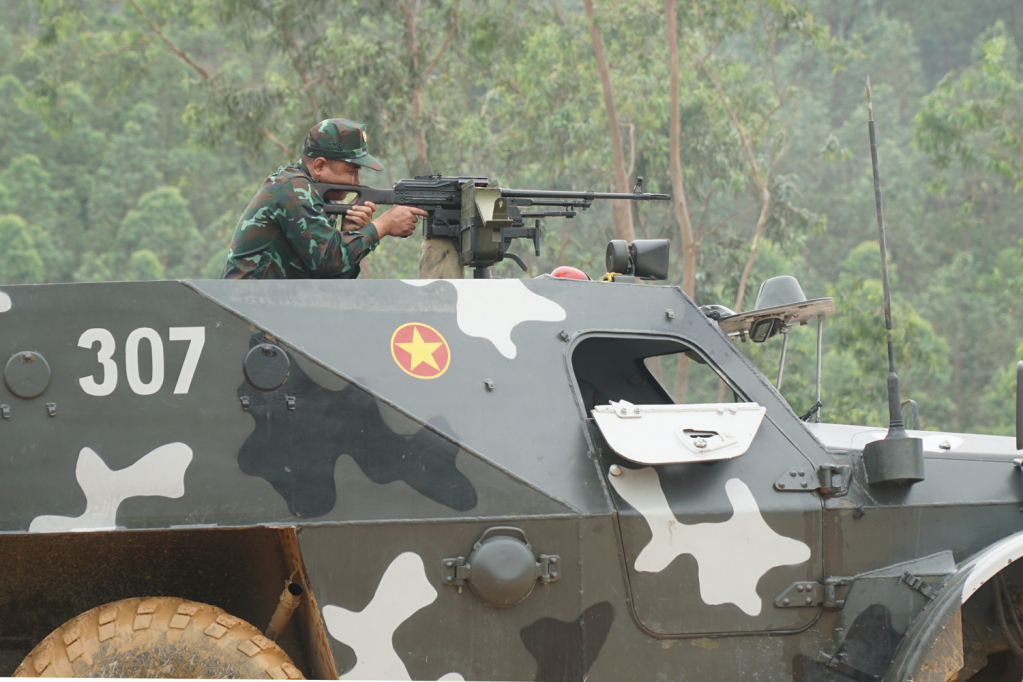 Đội tăng Thiết giáp Bộ CHQS tỉnh Quảng Ninh tham gia thi nội dung bắn súng đại liên PKMS bài 2 ban ngày trên xe thiết giáp BTR-152.