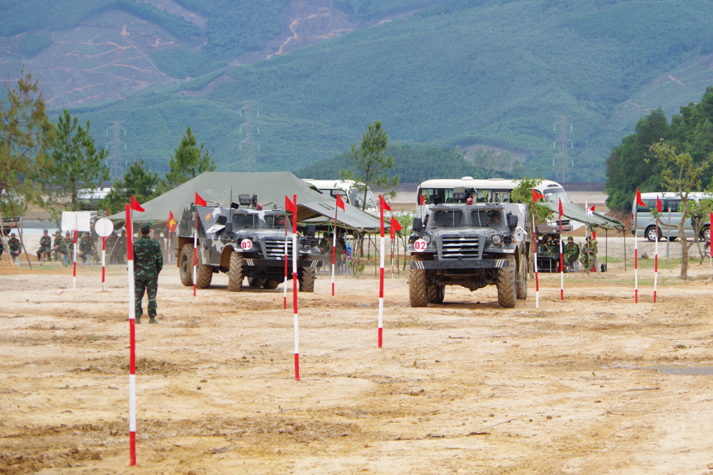 Nội dung thi lái xe thiết giáp BTR-152 bài 9-2 ban ngày.