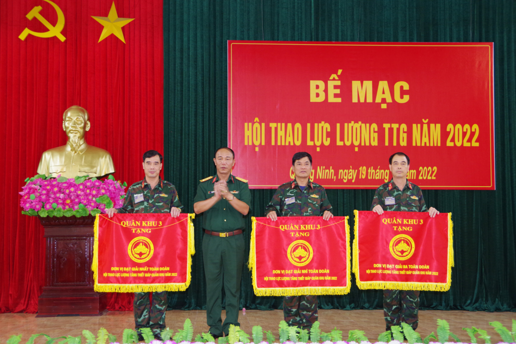 Đại tá Phạm Đức Tiếp, Phó Tham mưu trưởng Quân khu 3, Trưởng Ban tổ chức hội thao, tặng cờ cho các đơn vị đoạt giải nhất, nhì, ba toàn đoàn.