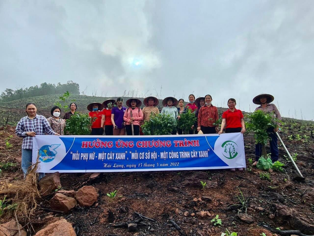 Hội LHPN xã Hải Lạng, huyện Tiên Yên phát động trồng cây xanh.
