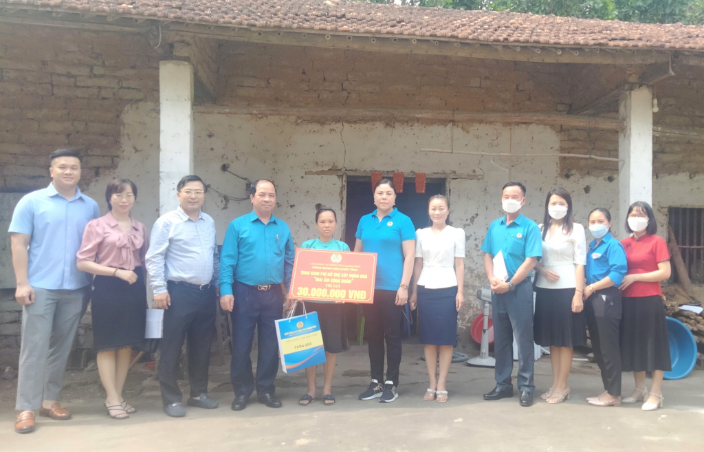 Công đoàn viên chức tỉnh trao hỗ trợ xây Mái ấm công đoàn cho đoàn viên La Thị Dường.