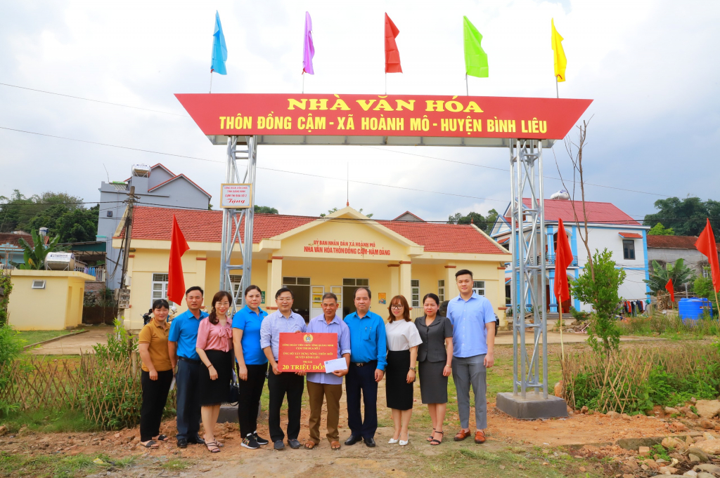 Cụm thi đua số 2, Công đoàn Viên chức tỉnh trao hỗ trợ xây cổng chào Nhà văn hóa thôn Đồng Cậm, xã Hoành Mô.