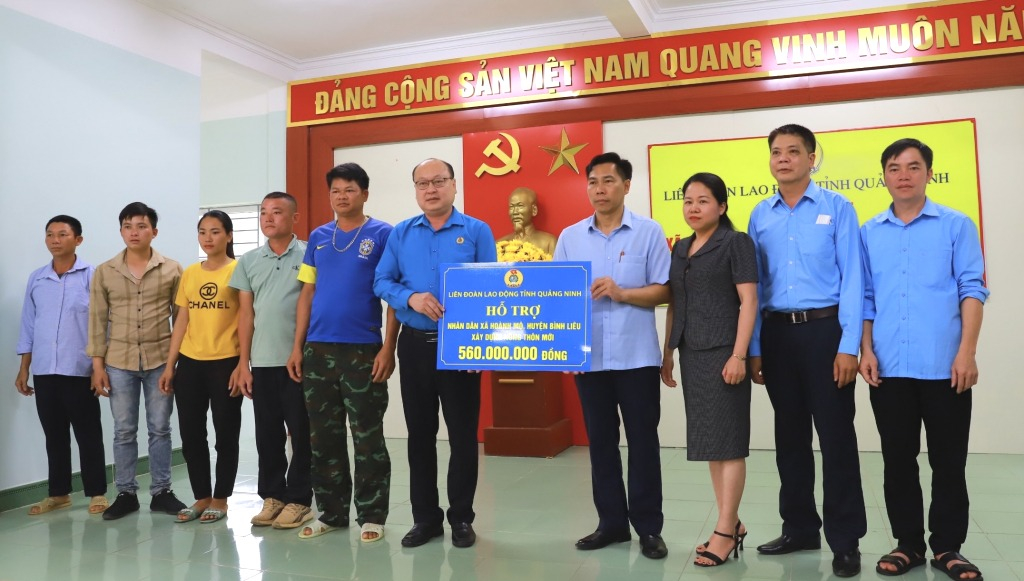 Đồng chí Bùi Minh Thanh, Phó Chủ tịch LĐLĐ tỉnh trao hỗ trợ 560 triệu đồng cho 140 hộ dân xã Hoành Mô xây nhà tiêu hợp vệ sinh.