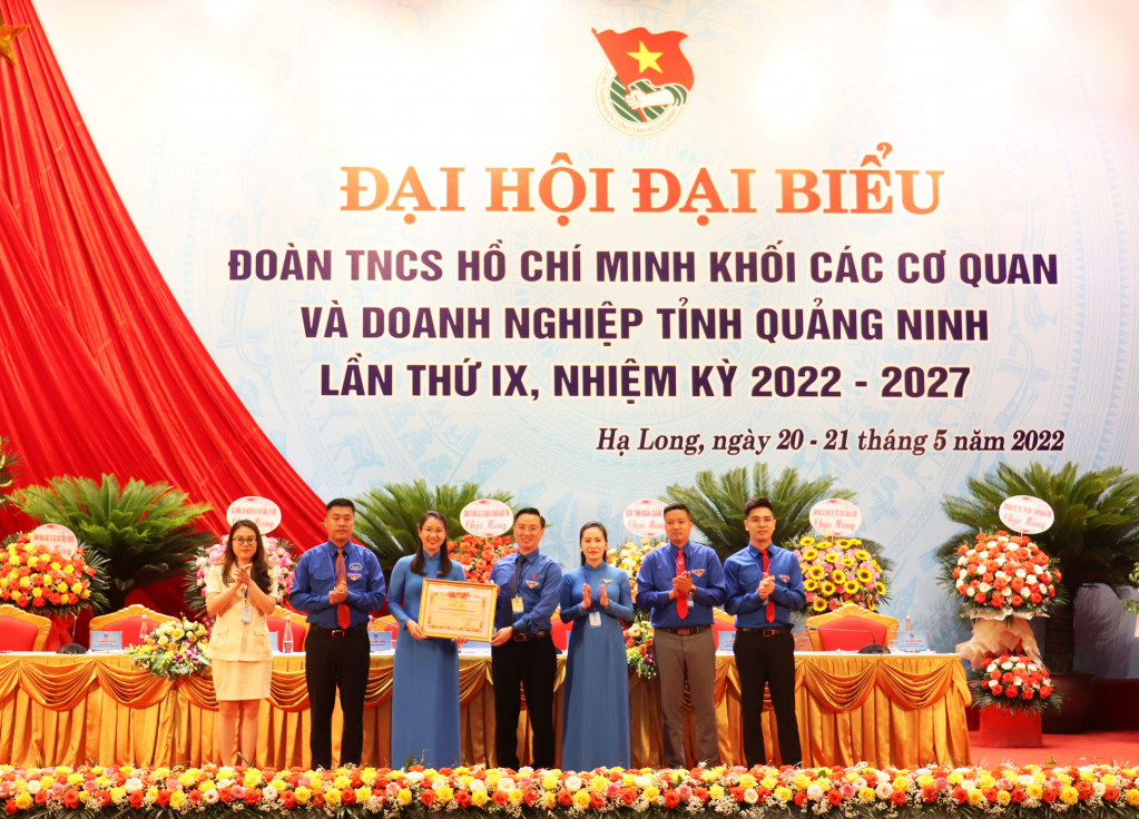 Ban thường vụ tỉnh Đoàn trao bằng khen cho Ban chấp hành Đoàn Khối các cơ quan tỉnh và doanh nghiệp tỉnh vì có thành tích xuất sắc trong nhiệm kỳ 2017-2022.