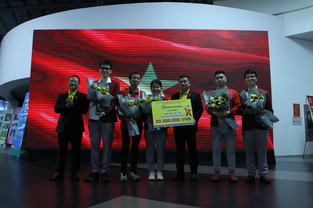 Ngân hàng Nam Á trao thưởng cho các kỳ thủ.