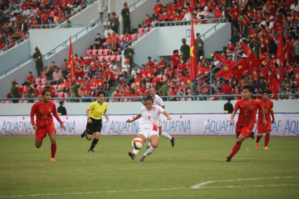 Sang hiệp 2, Philippines liên tục dồn lên phía sân của Myanmar để tìm kiếm bàn thắng.