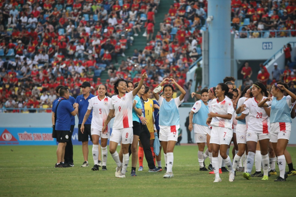 Đội tuyển nữ Phillipines chia vui với các cổ động viên trên sân. 