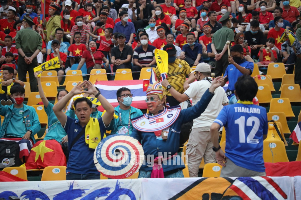 Cổ động viên Thái Lan đã có mặt để cổ vũ cho đội nhà.