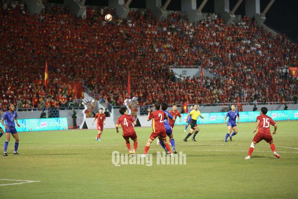 Ngay từ những phút đầu của trận đấu, Việt Nam tạo ra hàng loạt cơ hội uy hiếp khung thành các cầu thủ Thái Lan. 