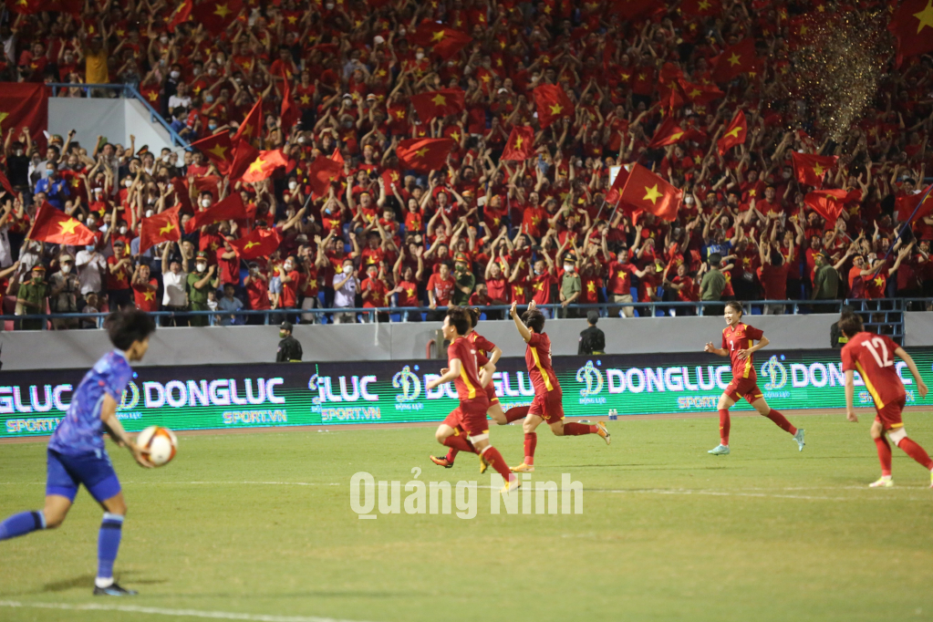 Các cầu thủ ăn mừng bàn thắng của Huỳnh Như.