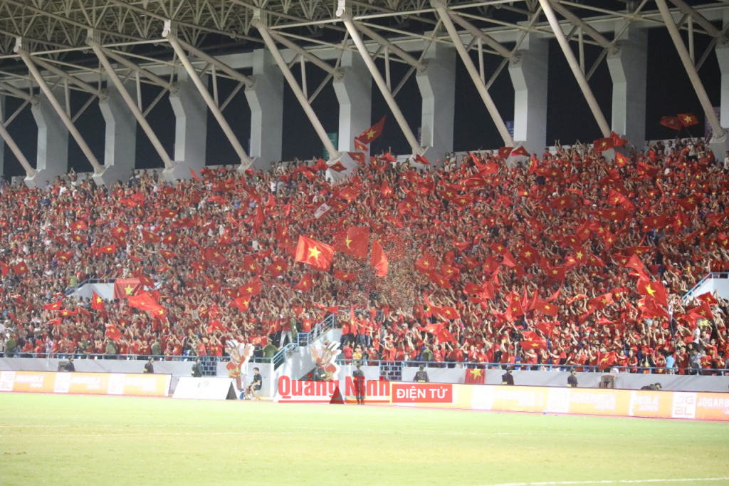 Sân vận động Cẩm Phả như vỡ tung trước bàn tháng của Huỳnh Như.