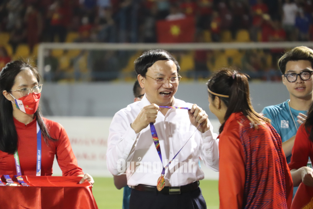 Bí thư tỉnh ủy, Chủ tịch HĐND tỉnh Nguyễn Xuân Ký trao huy chương cho các cầu thủ.