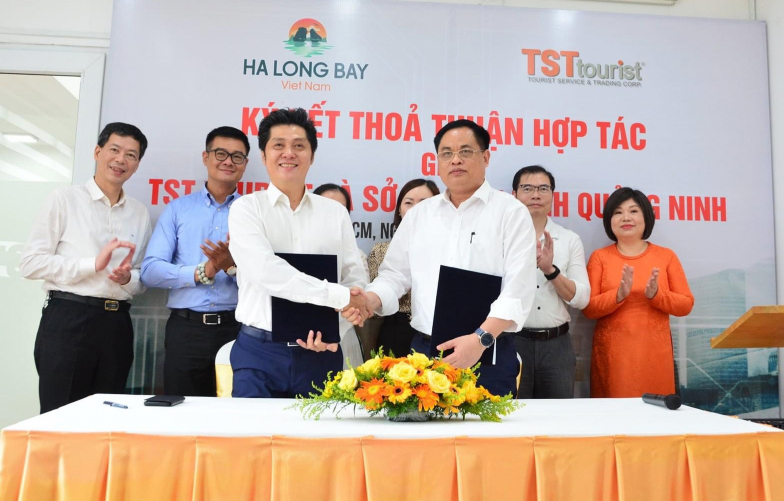 Lãnh đạo Sở Du lịch Quảng Ninh ký kết hợp tác cùng thương hiệu SST Touist. Ảnh Việt Anh 
