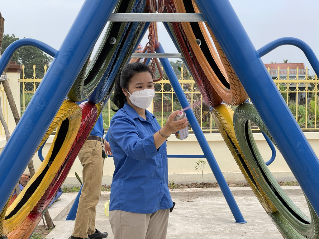 ĐVTN xã Tiên Lãng (Tiên Yên) đang làm sân chơi tái chế cho các em thiếu niên nhi đồng thôn Thác Bưởi 2, xã Tiên Lãng