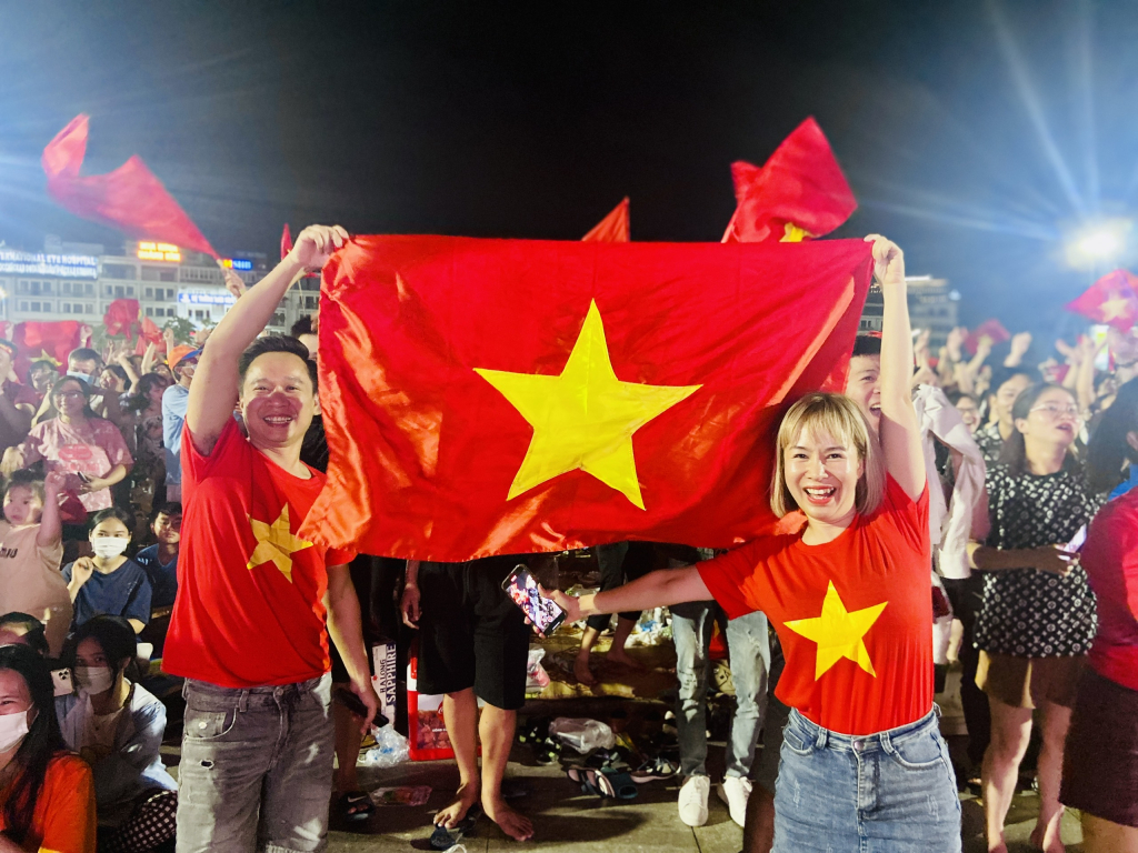 CĐV Đất mỏ bùng nổ khi Đội tuyển bóng đá nam U23 Việt Nam giành chiến thắng. 
