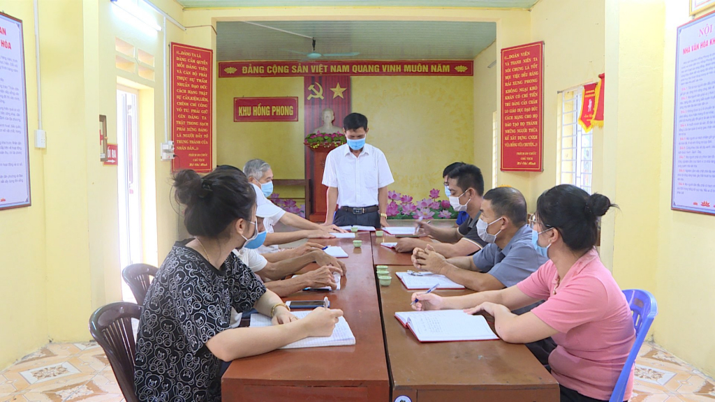 Chi bộ khu phố Hồng Phong, phường Ninh Dương, TP Móng Cái họp triển khai công tác dân vận để giải phóng mặt bằng phục vụ làm đường.