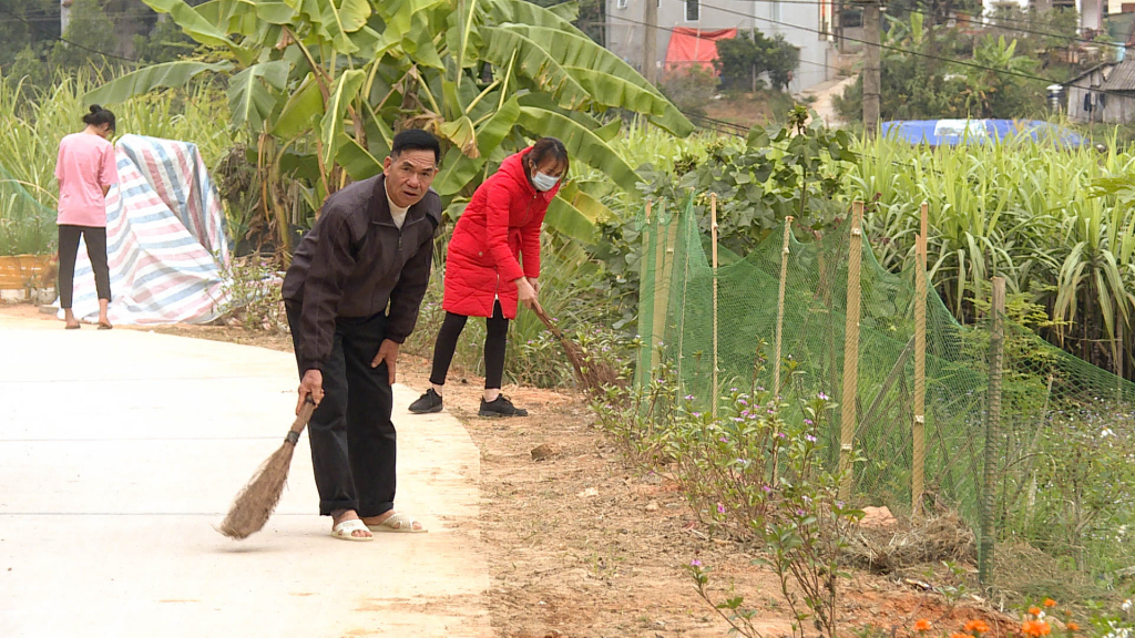 Ông ông Hoàng Xuân Thách - người uy tín thôn Làng Mô, xã Đồn Đạc, tham gia dọn vê sinh môi trường tuyến đường trục thôn.