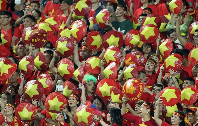 ABSOLUTE STARS: Vietnamese fans used the country's traditional nón lá (conical hat) painted as the national flag to cheer for the men's football players in the final yesterday in Hà Nội. 