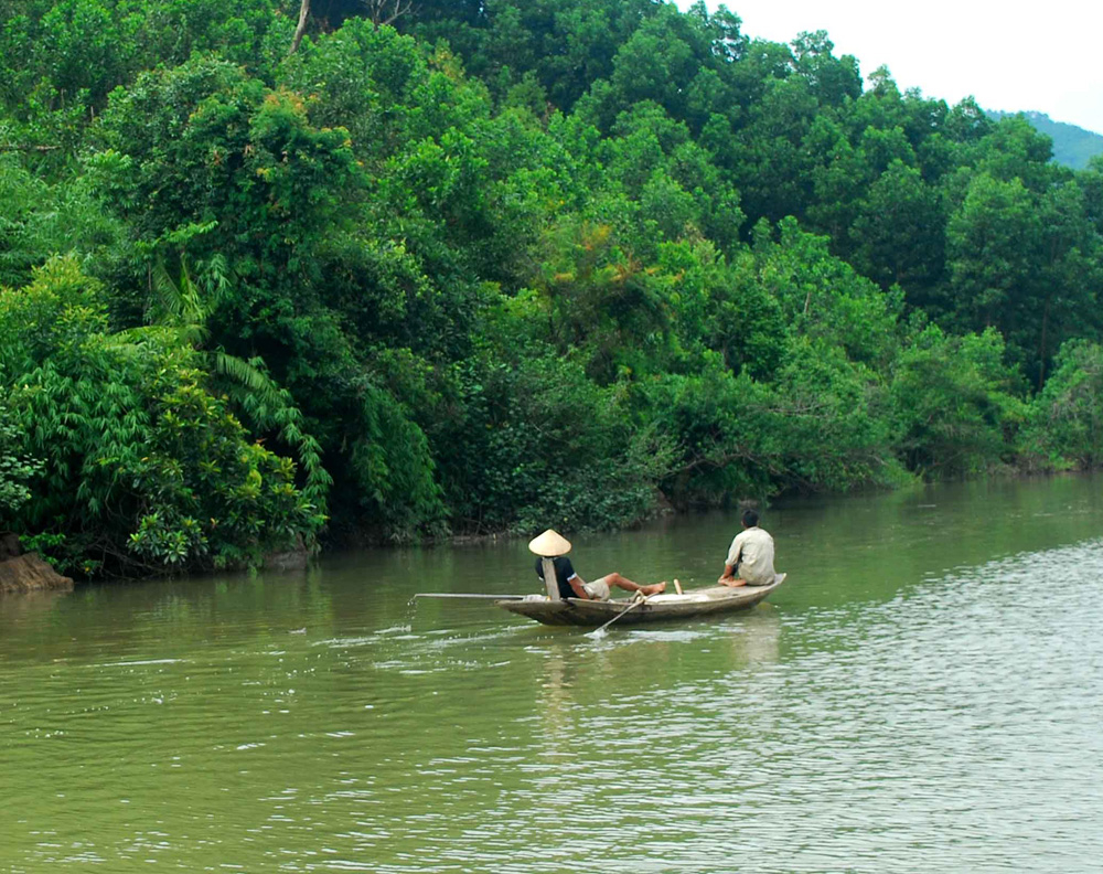 Người dân chèo thuyền bằng chân mưu sinh trên sông Ba Chẽ