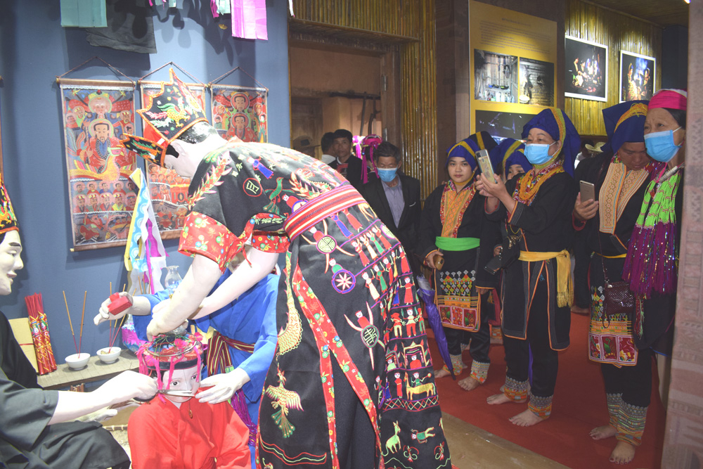Du khách trải nghiệm mô hình về Nghi lễ cấp sắc trong Nhà Văn hóa cộng đồng Dao bên sông Ba Chẽ