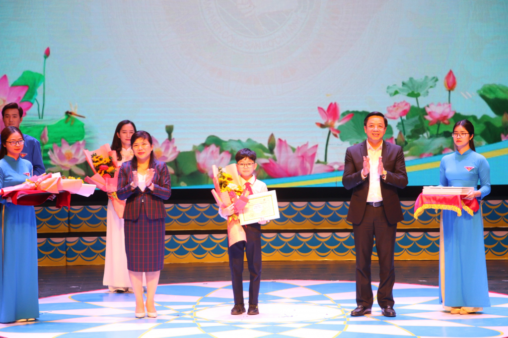 Em Mai Đàm Thành Đạt được Tỉnh đoàn tuyên dương là Tài năng trẻ tỉnh Quảng Ninh năm 2021.