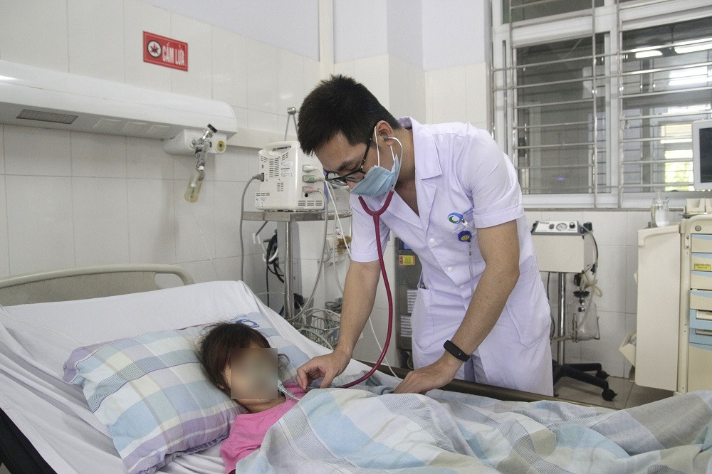 Khoa Nhi, Bệnh viện Bãi Cháy điều trị cho một trường hợp trẻ ở TP Hạ Long bị suy hô hấp, viêm phổi nguy kịch do đuối nước. Ảnh: Mạc Thảo (Bệnh viện Vãi Cháy)