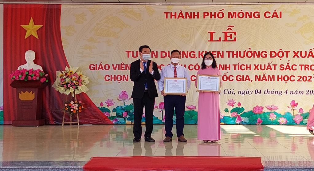 Lãnh đạo TP Móng Cái khen thưởng đột xuất cho giáo viên Trường THPT Trần Phú viif có thành tích xuất sắc trong đào tạo học sinh giỏi.