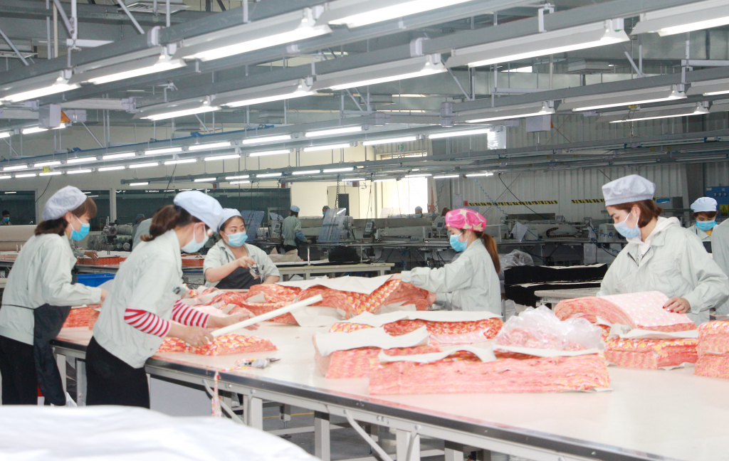 Sản xuất sản phẩm dệt may tại Công ty TNHH May mặc Hoa Lợi Đạt Việt Nam tại KCN Cảng biển Hải Hà. Ảnh: Mạnh Trường