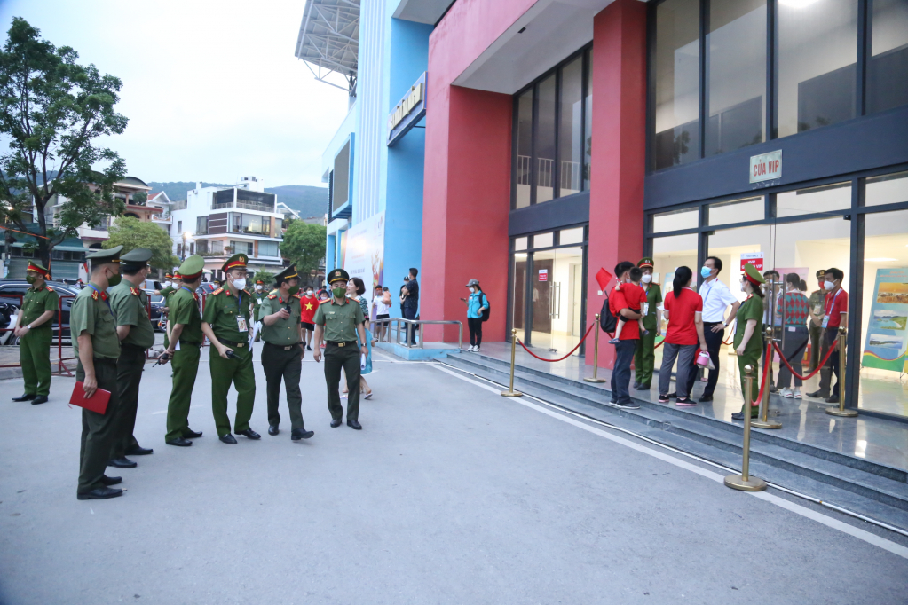 Lực lượng chức năng kiểm tra an ninh, đảm bảo an toàn cho trước trận đấu.